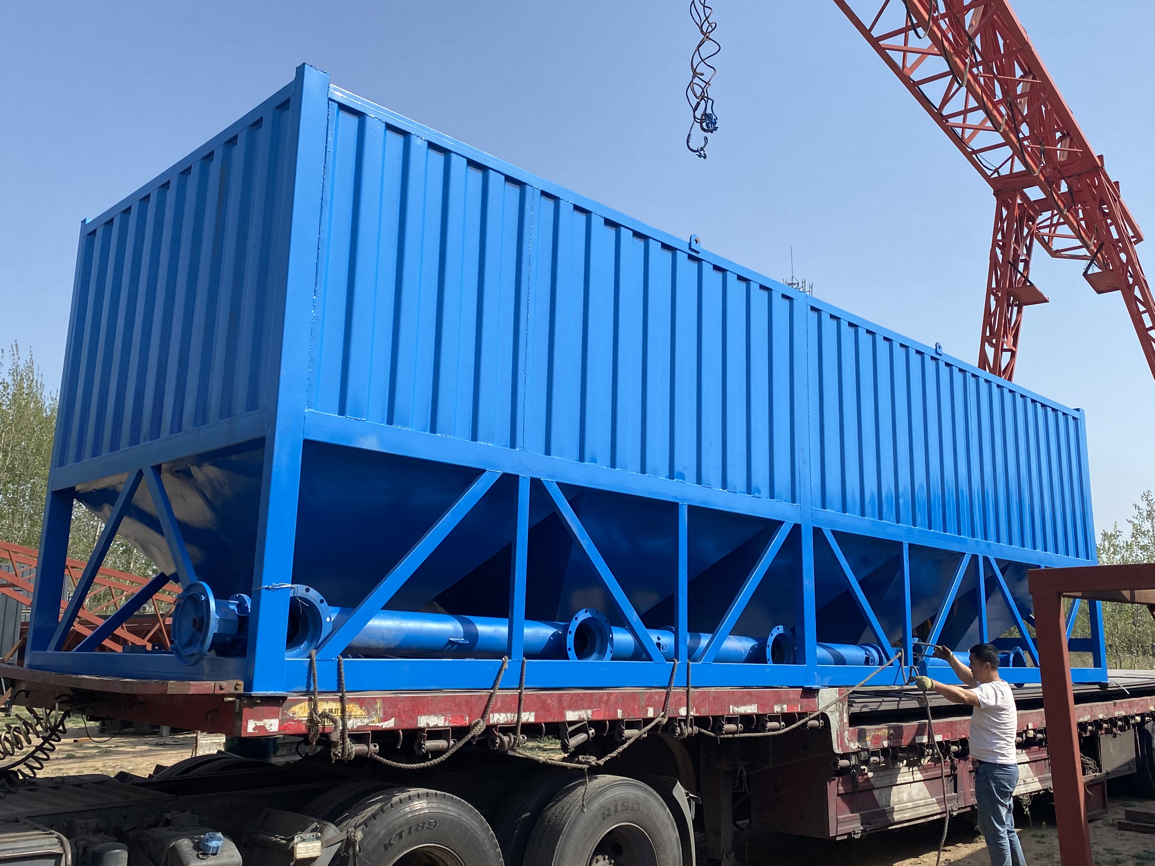 80吨卧式水泥仓装车完成发往广州